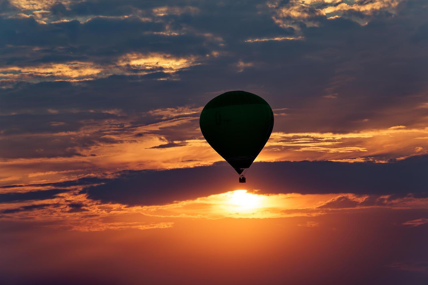 Heißluftballon im Sonnenuntergang